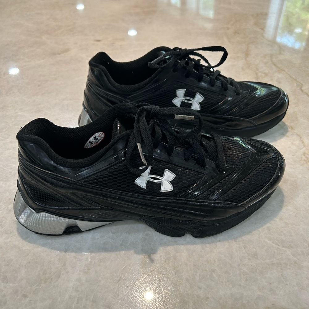 Under Armour Boys 6.5 Black Shoes Look Brand New!